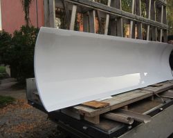 Ochranná fólie 4 MIL CLEAR interní a bílá PVC fólie. Instalace na skla určená pro dekoraci sloupů v obchodním centru.