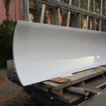 Ochranná fólie 4 MIL CLEAR interní a bílá PVC fólie. Instalace na skla určená pro dekoraci sloupů v obchodním centru.