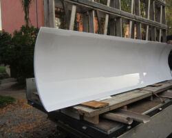 Ochranná fólie 4 MIL CLEAR interní a bílá PVC fólie. Instalace na skla určená pro dekoraci sloupů v obchodním centru.
