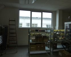 Ochranná fólie 4 MIL CLEAR interní proti rozbití. Fólie udrží rozbité sklo v celku do jeho výměny. Ochrana před poraněním a kontaminací potravin.