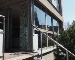Zrcadlové reflexní protisluneční okenní fólie