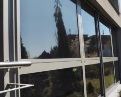 Zrcadlové reflexní protisluneční okenní fólie